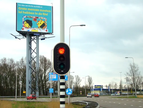 De reuzenkleurplaat hangt langs de snelweg